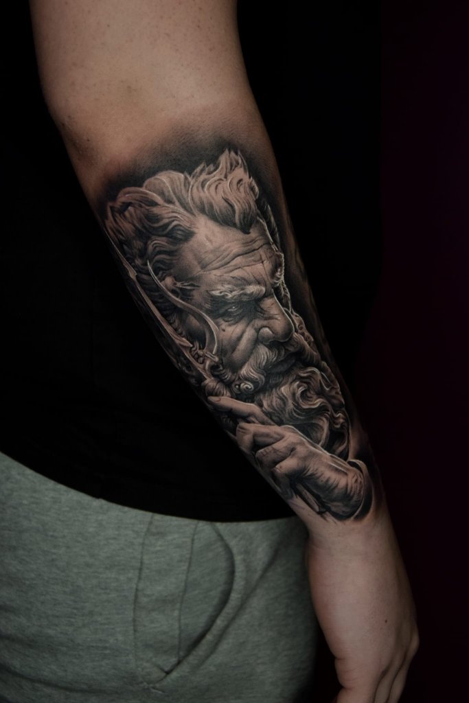 Realisztikus stílusú tetoválás