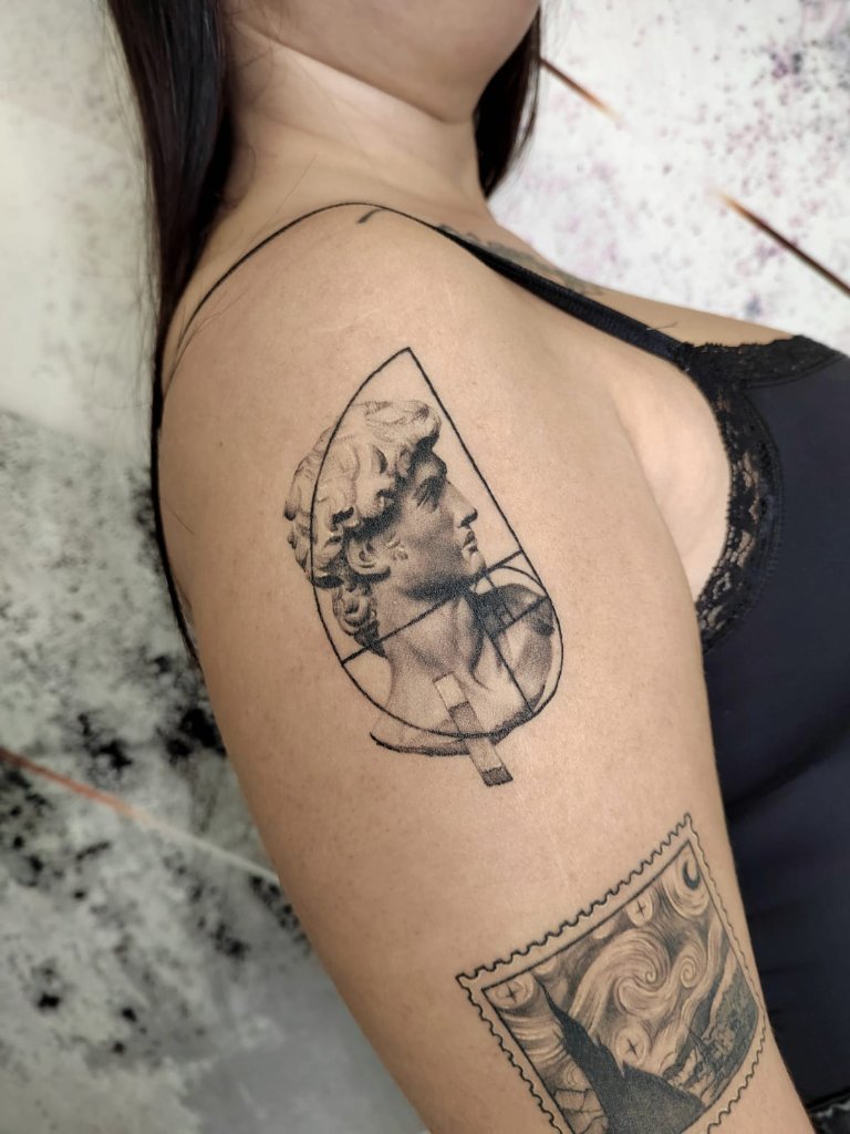 Geometrikus stílusú tetoválás